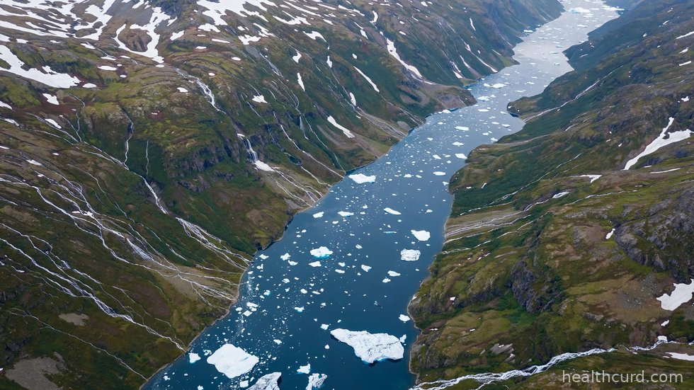 Grønlandsk fjord med drivende isbjerge, landskabet bag stormagternes voksende interesse for Arktis' råstoffer i 2026.